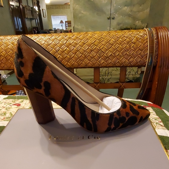 SHOES - Picture 2 of 8